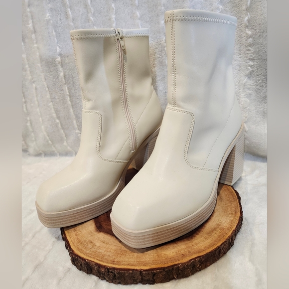 Arula cream chunky heel boots size 8W - Picture 3 of 6